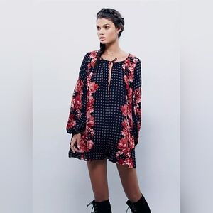 Free People Long Sleeve flouncy, Sort Romper. Floral geometric pattern, size S/P
